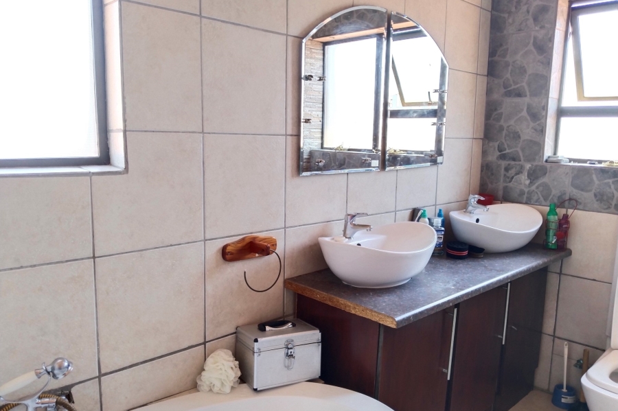 5 Bedroom Property for Sale in Birdwood Estate North West
